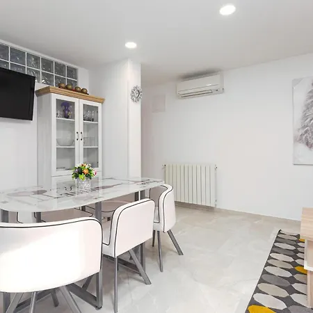 Apartment Alex - 100 Meters From Poreč