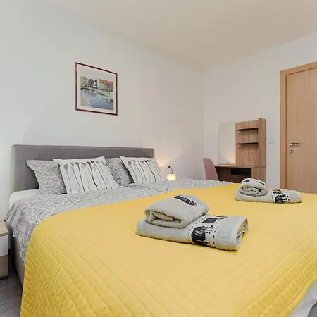 Alex - 100 Meters From Apartment *
