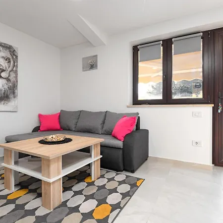 Alex - 100 Meters From Daire