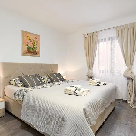 Daire Alex - 100 Meters From *