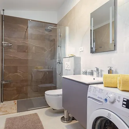 Alex - 100 Meters From Apartman